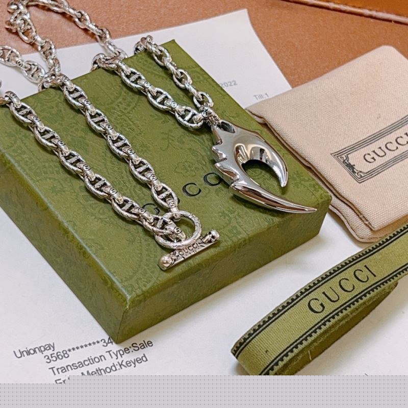G*u*i necklaces